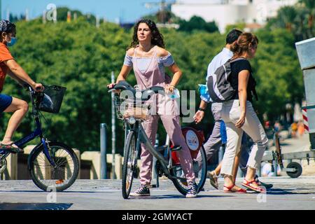 Siviglia Spagna 18 settembre 2021 persone che girano in bicicletta per le strade di Siviglia, città emblematica e capitale della regione andalusa Foto Stock