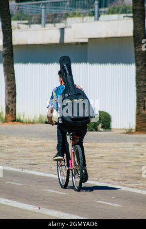 Siviglia Spagna 18 settembre 2021 persone che girano in bicicletta per le strade di Siviglia, città emblematica e capitale della regione andalusa Foto Stock