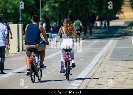 Siviglia Spagna 18 settembre 2021 persone che girano in bicicletta per le strade di Siviglia, città emblematica e capitale della regione andalusa Foto Stock