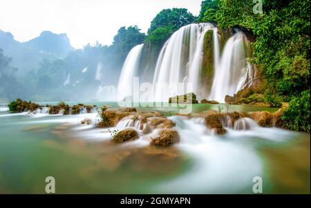 Cascata Ban Gioc nella provincia di Cao Bang nel nord del Vietnam Foto Stock