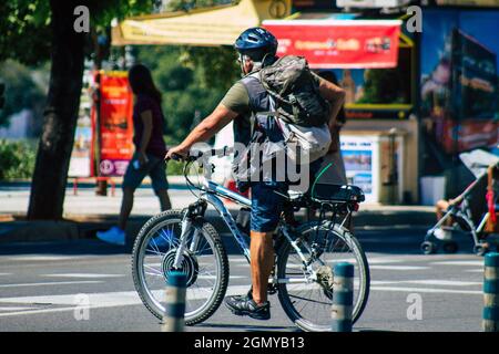 Siviglia Spagna 18 settembre 2021 persone che girano in bicicletta per le strade di Siviglia, città emblematica e capitale della regione andalusa Foto Stock