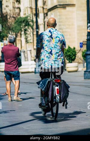 Siviglia Spagna 18 settembre 2021 persone che girano in bicicletta per le strade di Siviglia, città emblematica e capitale della regione andalusa Foto Stock