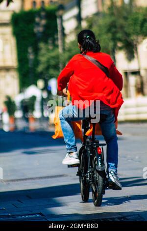 Siviglia Spagna 18 settembre 2021 persone che girano in bicicletta per le strade di Siviglia, città emblematica e capitale della regione andalusa Foto Stock