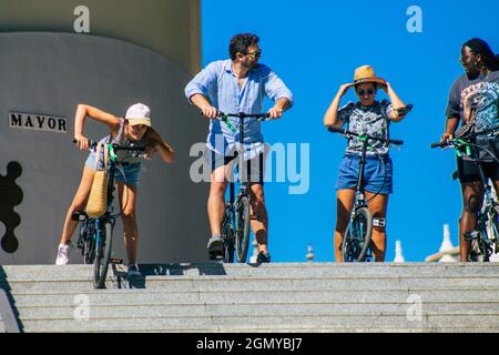 Siviglia Spagna 18 settembre 2021 persone che girano in bicicletta per le strade di Siviglia, città emblematica e capitale della regione andalusa Foto Stock