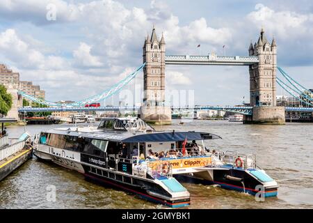 Una barca Uber sul Tamigi con Tower Bridge come sfondo, Londra, Regno Unito. Foto Stock