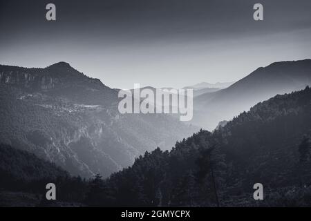 Montagne nebbose a Taurus, Adana. Atmosfera e sfondo. Foto Stock