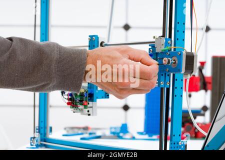 Assemblaggio della macchina da taglio laser CNC per le parti di apparecchiature mediche di precisione Foto Stock