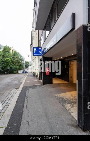 Oslo, Norvegia. Settembre 2021. L'insegna di un parcheggio sotterraneo sotto un edificio nel centro della città Foto Stock