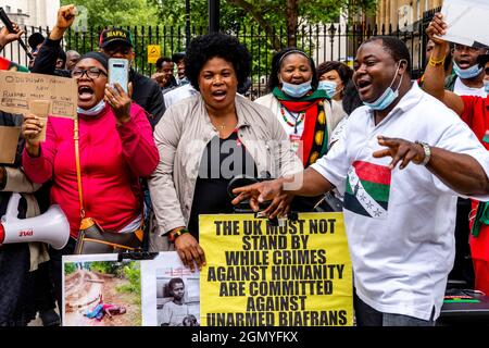 Free Biafra sostenitori dimostrare a Whitehall contro il governo nigeriano, Londra, Regno Unito. Foto Stock