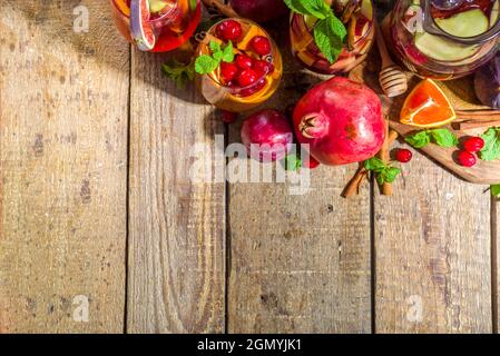 Tradizionale autunno inverno bere caldo piccante sangria - rosso, rosa, bianco. Con sidro, vino rosso rosa, mele, arance, melograno, mirtillo, prugna, fichi, Foto Stock