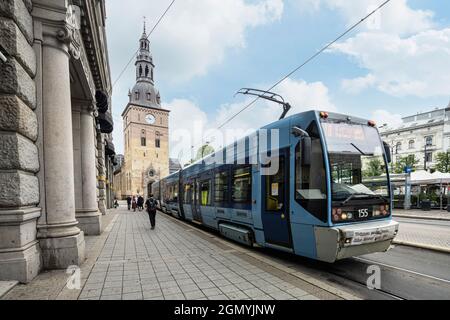 Oslo, Norvegia. Settembre 2021. Un tram corre lungo una strada nel centro della città Foto Stock