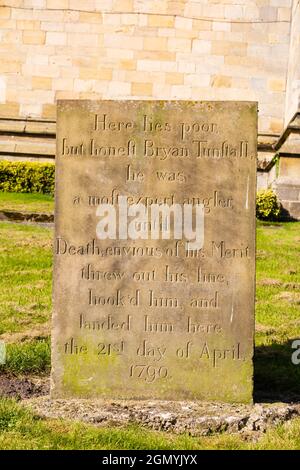 Divertente lapide a Bryan Tunstall nella Chiesa Cattedrale di San Pietro e St Wilrid cimitero, Ripon City, West Riding del nord Yorkshire, Inghilterra. Foto Stock