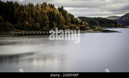 Splendida vista sul Loch Doon in Scozia, durante la luce del giorno Foto Stock