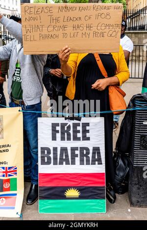 Free Biafra sostenitori dimostrare a Whitehall contro il governo nigeriano, Londra, Regno Unito. Foto Stock