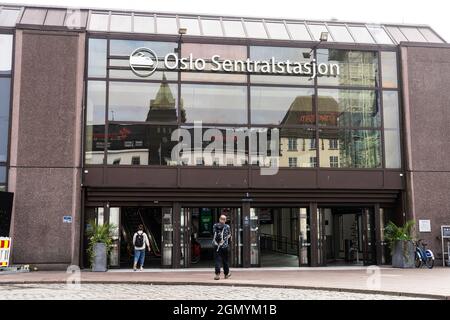 Oslo, Norvegia. Settembre 2021. Vista esterna della stazione ferroviaria centrale nel centro della città Foto Stock