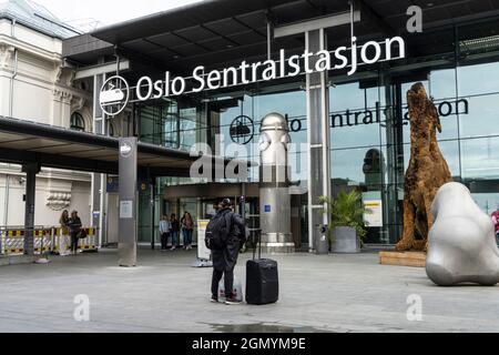 Oslo, Norvegia. Settembre 2021. Vista esterna della stazione ferroviaria centrale nel centro della città Foto Stock