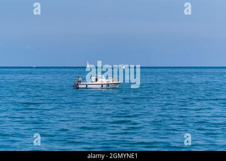 GUIPUZKOA, SPAGNA - Jul 01, 2021: Una bella foto di una barca in un mare a Guizpuzkoa, Spagna Foto Stock