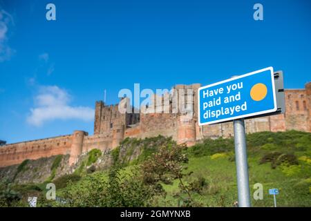 Avete pagato e apposto un cartello presso un parcheggio pubblico, Bambburgh, Northumberland. Foto Stock