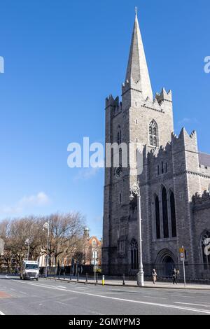 DUBLINO, IRLANDA - Mar 21, 2021: Irlanda, Dublino, una vista laterale della Cattedrale di San Patrizio e la gente che cammina sul marciapiede Foto Stock