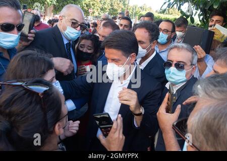 Corigliano Rossano, Italia. 21 settembre 2021. Giuseppe Conte, leader del M5S, durante la campagna elettorale regionale del 2021. Credit: Independent Photo Agency/Alamy Live News Foto Stock