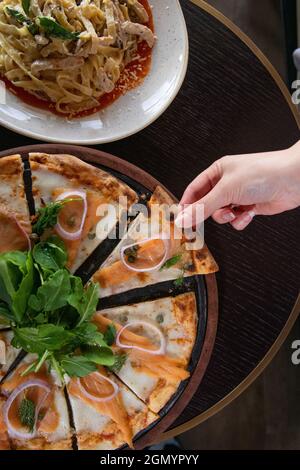 Forno di pasticceria cibo formaggio pizza manouche. Libanese food.Turkish versione della pizza italiana con formaggio extra Foto Stock