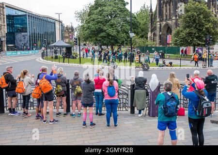 Gli atleti di sedie a rotelle Elite si sfidano nella Great North Run del 2021, GNR40, nel centro di Newcastle. Foto Stock