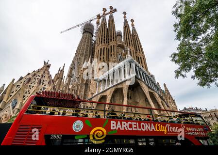 Barcellona, Spagna. 21 settembre 2021. I turisti che visitano la Basilica 'la Sagrada Familia' finanziano la costruzione in corso del tempio. A causa della crisi di Corona-Virus e del conseguente minor volume di turismo, la data di completamento è stata posticipata e non ci sarà una nuova data annunciata fino al 2024, quando si spera che i lavori di nuovo al ritmo del 2019. Credit: Matthias Oesterle/Alamy Live News Foto Stock