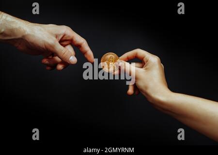 Bitcoin trasferimento di concetto da mano a mano. Foto Stock