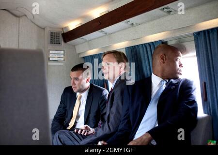 Direttore di Speechwriting Jon Favreau (l), vice capo dello staff Jim Messina, e direttore politico Patrick Gaspard (a destra) su Marine One, ritorno a Washington DC da Los Angelas, Giovedì 28 maggio 2009. (Foto ufficiale della Casa Bianca di Pete Souza) questa fotografia ufficiale della Casa Bianca è resa disponibile per la pubblicazione da parte delle organizzazioni di notizie e/o per uso personale la stampa dal soggetto(i) della fotografia. La fotografia non può essere manipolata in alcun modo né utilizzata in materiali, pubblicità, prodotti o promozioni che in alcun modo suggeriscano l'approvazione o l'approvazione del presidente; Foto Stock