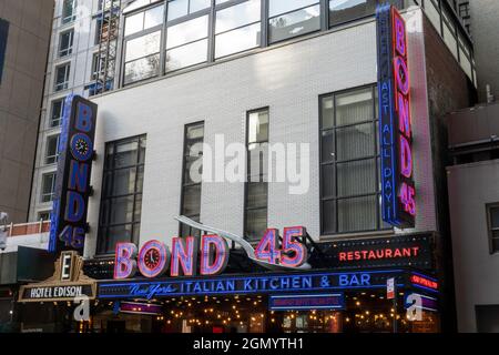 Bond 45 Cucina Italiana e Bar segno è su West 46th Street in Times Square NYC, STATI UNITI D'AMERICA Foto Stock