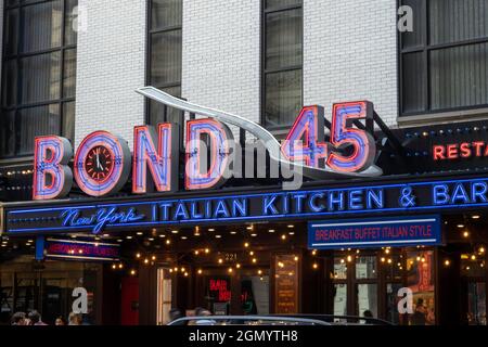 Bond 45 Cucina Italiana e Bar segno è su West 46th Street in Times Square NYC, STATI UNITI D'AMERICA Foto Stock