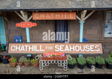 La stazione ferroviaria di Chathill, di grado 2, si trova sulla linea principale della costa orientale. Foto Stock