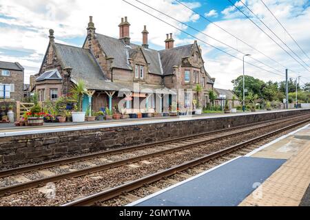 La stazione ferroviaria di Chathill, di grado 2, si trova sulla linea principale della costa orientale. Foto Stock