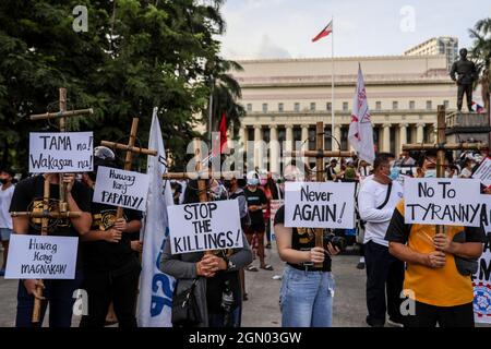 21 settembre 2021: Gli attivisti filippini hanno dei segni durante una protesta in commemorazione dell'anniversario della legge marziale del 1972 a Manila, Filippine. Settembre 21, 2021. Vari gruppi hanno segnato il 49° anniversario della dichiarazione di legge marziale da parte del dittatore filippino Ferdinand Marcos con un grido contro l'attuale governo che dicono ha tendenze autoritarie e violazioni dei diritti umani (Credit Image: © Basilio Sepe/ZUMA Press Wire) Foto Stock