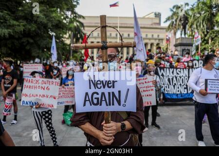 21 settembre 2021: Gli attivisti filippini hanno dei segni durante una protesta in commemorazione dell'anniversario della legge marziale del 1972 a Manila, Filippine. Settembre 21, 2021. Vari gruppi hanno segnato il 49° anniversario della dichiarazione di legge marziale da parte del dittatore filippino Ferdinand Marcos con un grido contro l'attuale governo che dicono ha tendenze autoritarie e violazioni dei diritti umani (Credit Image: © Basilio Sepe/ZUMA Press Wire) Foto Stock