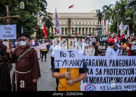 21 settembre 2021: Gli attivisti filippini hanno dei segni durante una protesta in commemorazione dell'anniversario della legge marziale del 1972 a Manila, Filippine. Settembre 21, 2021. Vari gruppi hanno segnato il 49° anniversario della dichiarazione di legge marziale da parte del dittatore filippino Ferdinand Marcos con un grido contro l'attuale governo che dicono ha tendenze autoritarie e violazioni dei diritti umani (Credit Image: © Basilio Sepe/ZUMA Press Wire) Foto Stock