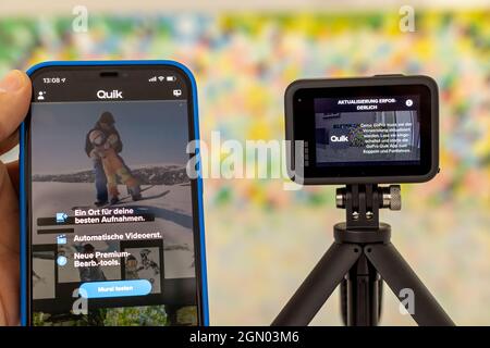 Francoforte, Germania - 20 settembre 2021: Un fotografo tedesco ha acquistato la nuovissima fotocamera GoPro Hero 10, sunboxing il pacchetto extra. Foto Stock