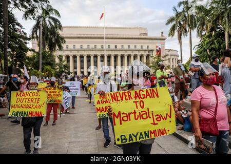 21 settembre 2021: Gli attivisti filippini hanno dei segni durante una protesta in commemorazione dell'anniversario della legge marziale del 1972 a Manila, Filippine. Settembre 21, 2021. Vari gruppi hanno segnato il 49° anniversario della dichiarazione di legge marziale da parte del dittatore filippino Ferdinand Marcos con un grido contro l'attuale governo che dicono ha tendenze autoritarie e violazioni dei diritti umani (Credit Image: © Basilio Sepe/ZUMA Press Wire) Foto Stock