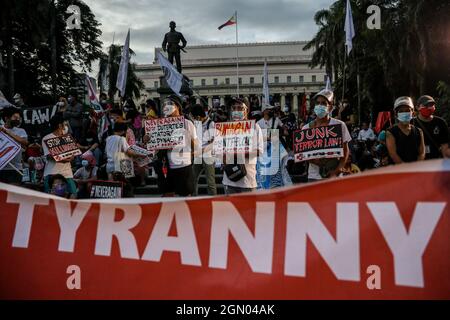 21 settembre 2021: Gli attivisti filippini hanno dei segni durante una protesta in commemorazione dell'anniversario della legge marziale del 1972 a Manila, Filippine. Settembre 21, 2021. Vari gruppi hanno segnato il 49° anniversario della dichiarazione di legge marziale da parte del dittatore filippino Ferdinand Marcos con un grido contro l'attuale governo che dicono ha tendenze autoritarie e violazioni dei diritti umani (Credit Image: © Basilio Sepe/ZUMA Press Wire) Foto Stock