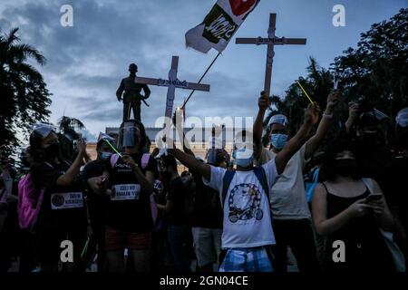 21 settembre 2021: Gli attivisti filippini protestano per commemorare l'anniversario della legge marziale del 1972 a Manila, Filippine. Settembre 21, 2021. Vari gruppi hanno segnato il 49° anniversario della dichiarazione di legge marziale da parte del dittatore filippino Ferdinand Marcos con un grido contro l'attuale governo che dicono ha tendenze autoritarie e violazioni dei diritti umani (Credit Image: © Basilio Sepe/ZUMA Press Wire) Foto Stock