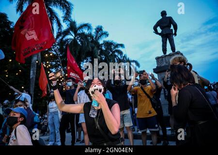 21 settembre 2021: Gli attivisti filippini protestano per commemorare l'anniversario della legge marziale del 1972 a Manila, Filippine. Settembre 21, 2021. Vari gruppi hanno segnato il 49° anniversario della dichiarazione di legge marziale da parte del dittatore filippino Ferdinand Marcos con un grido contro l'attuale governo che dicono ha tendenze autoritarie e violazioni dei diritti umani (Credit Image: © Basilio Sepe/ZUMA Press Wire) Foto Stock