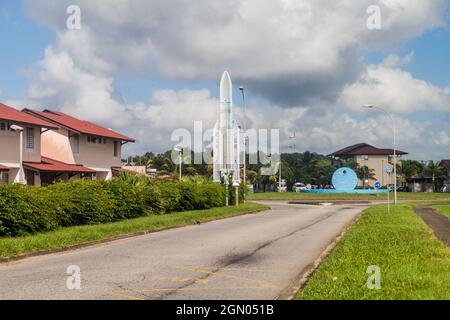 KOUROU, GUYANA FRANCESE - 3 AGOSTO 2015: Modello di razzo spaziale Ariane 5 su una strada a Kourou, Guyana francese. Foto Stock