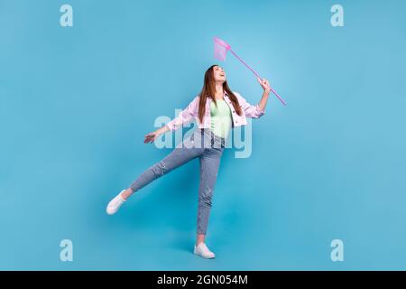 Intera lunghezza corpo dimensione foto sorridente ragazza mantenendo rete cattura farfalle isolato pastello blu sfondo colore Foto Stock