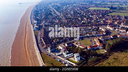 Vista aerea guardando est, verso Deal Pier, preso dalla spiaggia a Sandown Castle, Deal, Kent Foto Stock