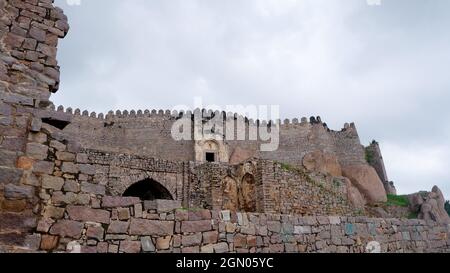 5 settembre 21, Golkonda Fort, Hyderabad, India. Enormi mura principali del Forte Golkonda Foto Stock