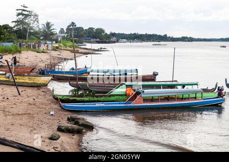 ST LAURENT DU MARONI, GUYANA FRANCESE - 4 AGOSTO 2015: Traghetti che attraversano il fiume Maroni (Marowijne) (per Suriname) a St Laurent du Maroni, Guia Francese Foto Stock