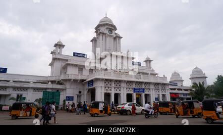 Stazione ferroviaria di Kacheguda una delle tre stazioni centrali nella città di Hyderabad di Telangana in India Foto Stock