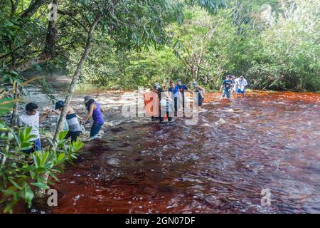 ANGEL FALLS, VENEZUELA - 16 AGOSTO 2015: I turisti stanno attraversando un fiume per vedere Angel Falls (Salto Angel), la cascata più alta del mondo (978 m), Foto Stock