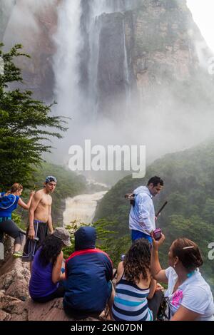 ANGEL FALLS, VENEZUELA - 16 AGOSTO 2015: I turisti guardano Angel Falls (Salto Angel), la cascata più alta del mondo (978 m), Venezuela Foto Stock