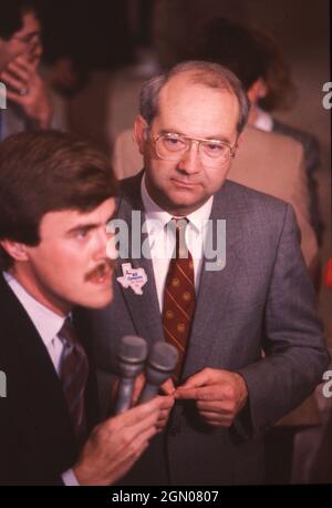 Austin Texas USA, circa 1987: Il Sen. Americano Phil Gramm del Texas ascolta dopo aver pronunciato un discorso. ©Bob Daemmrich Foto Stock